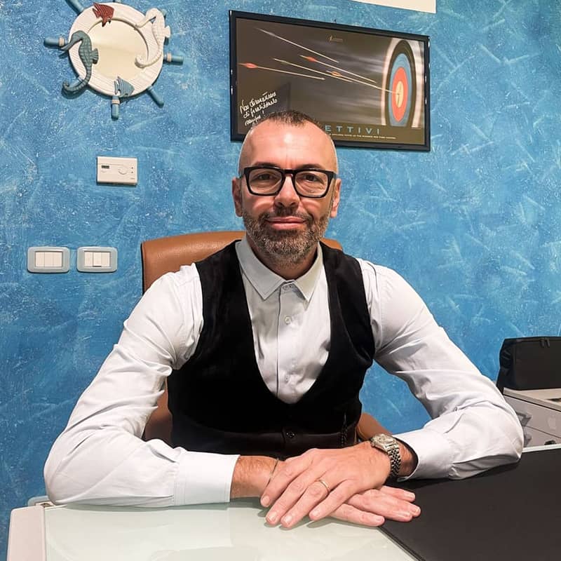 Francesco Maroni durante una consulenza