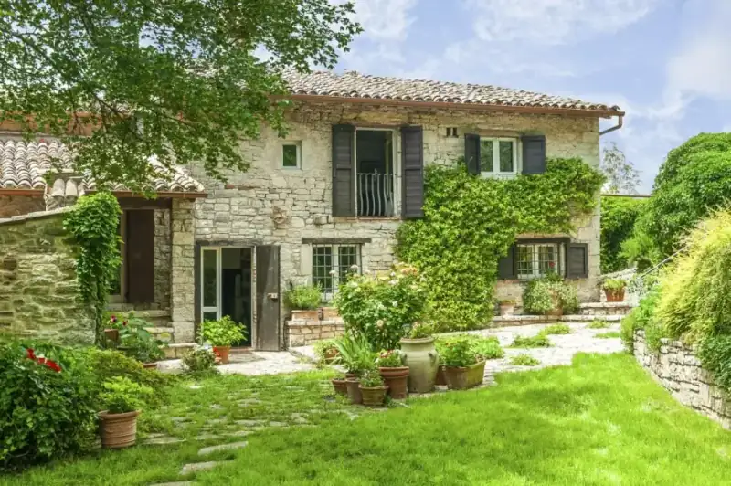 Immobile residenziale con giardino